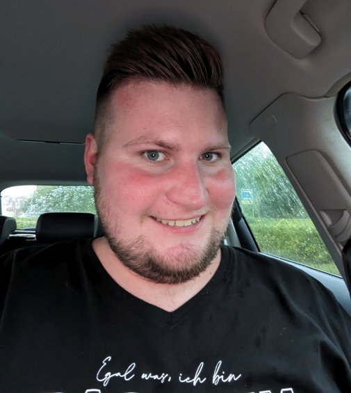 Adrian Kaps Adrian Kaps in seinem Auto, er lächelt in die Kamera