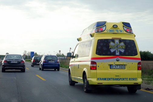 Ein Krankentransport-Fahrtzeug eines privaten Anbieters f&auml;hrt auf einer Autobahn. 