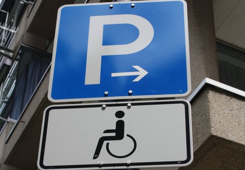 Ein Schild mit einem P und einem Rollstuhlfahrer für einen Behindertenparkplatz