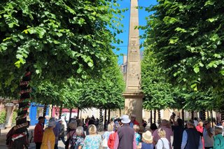 Die Gruppe auf der Place Claude Arnoult mit dem „Autel de la Patrie“