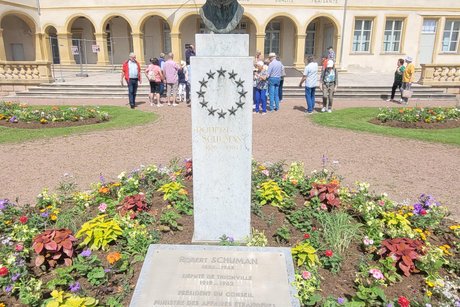 Robert-Schuman-Denkmal vor dem Rathaus.