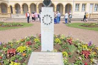 Robert-Schuman-Denkmall vor dem Rathaus.