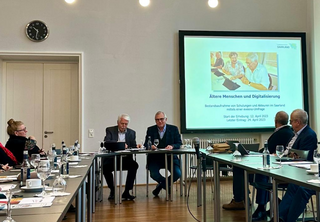 Der Landesseniorenbeirat bei einer Konferenz zum Thema Digitalisierung in Saarbrücken. Im Bild mittig der Vorsitzende Wolfgang Steiner (rechts) und sein Stellvertreter Lothar Arnold (links).