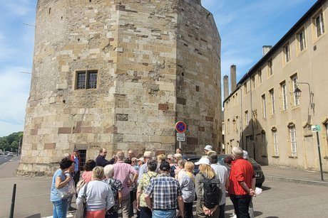 dem Flohturm-Museum („Tour aux Puces“), ein massiver Bergfried und Rest einer Burg der Grafen von Luxemburg,