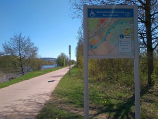 Ein Wanderweg und ein Schild "Barrierefreier Wanderweg Saar-Leinpfad"