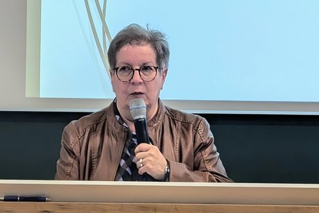 Ute Seibert mit Mikrofon am Sprecherpult.