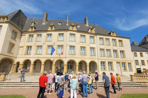 Die Reisegruppe vor dem Rathaus in Thionville.