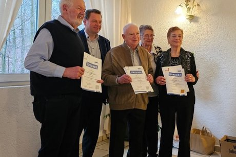 Ehrungen der langj&auml;hrigen Mitglieder. V.l.n.r. Ottmar Fischer (20 Jahre), B&uuml;rgermeister Michael Adam, Horst Kolling (20 Jahre), Kreisvorsitzende Brunhilde M&uuml;ller, Gerlinde Wahlen (30 Jahre)