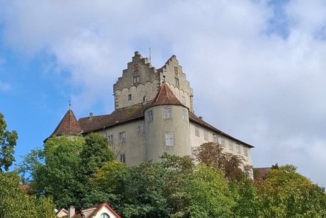 Meersburg - unterhalb davon die Fussgängerzone, mit schönen kleinen Geschäften und vielen Restaurants und Eisdielen.