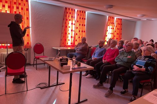 Infoveranstaltung Sturzprophylaxe Im Vordergrund die Referentin Kirsty Meyer