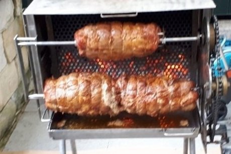 Spießbraten Der Spießbraten dreht sich und gleich wird lecker das Buffet eröffnet!