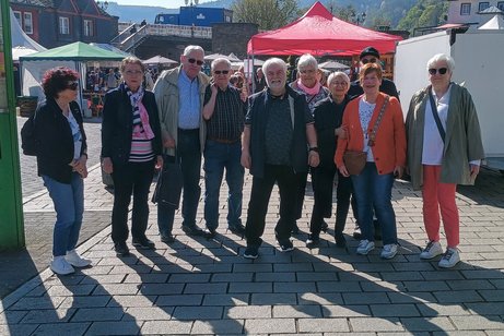 Reisegruppe mit 10 Personen auf Festplatz