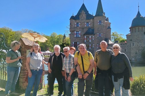 Gruppe mit 8 Personen vor Wasserschloss Satzvey