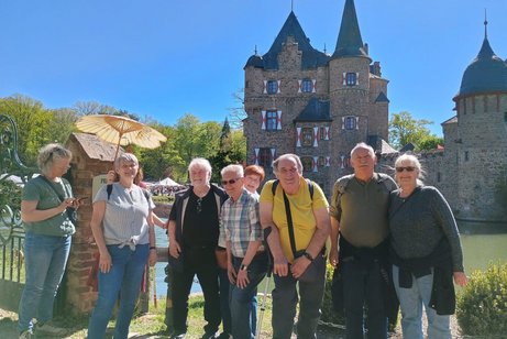 Gruppe mit 8 Personen vor Wasserschloss Satzvey