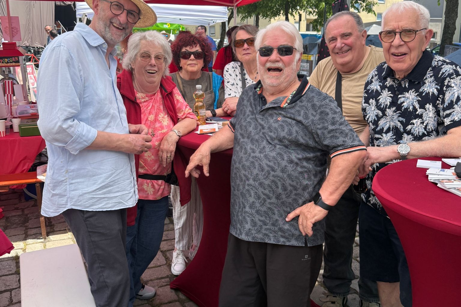 Infostand mit Besuchern und saarl&auml;ndischem Innenminister Reinhold Jost