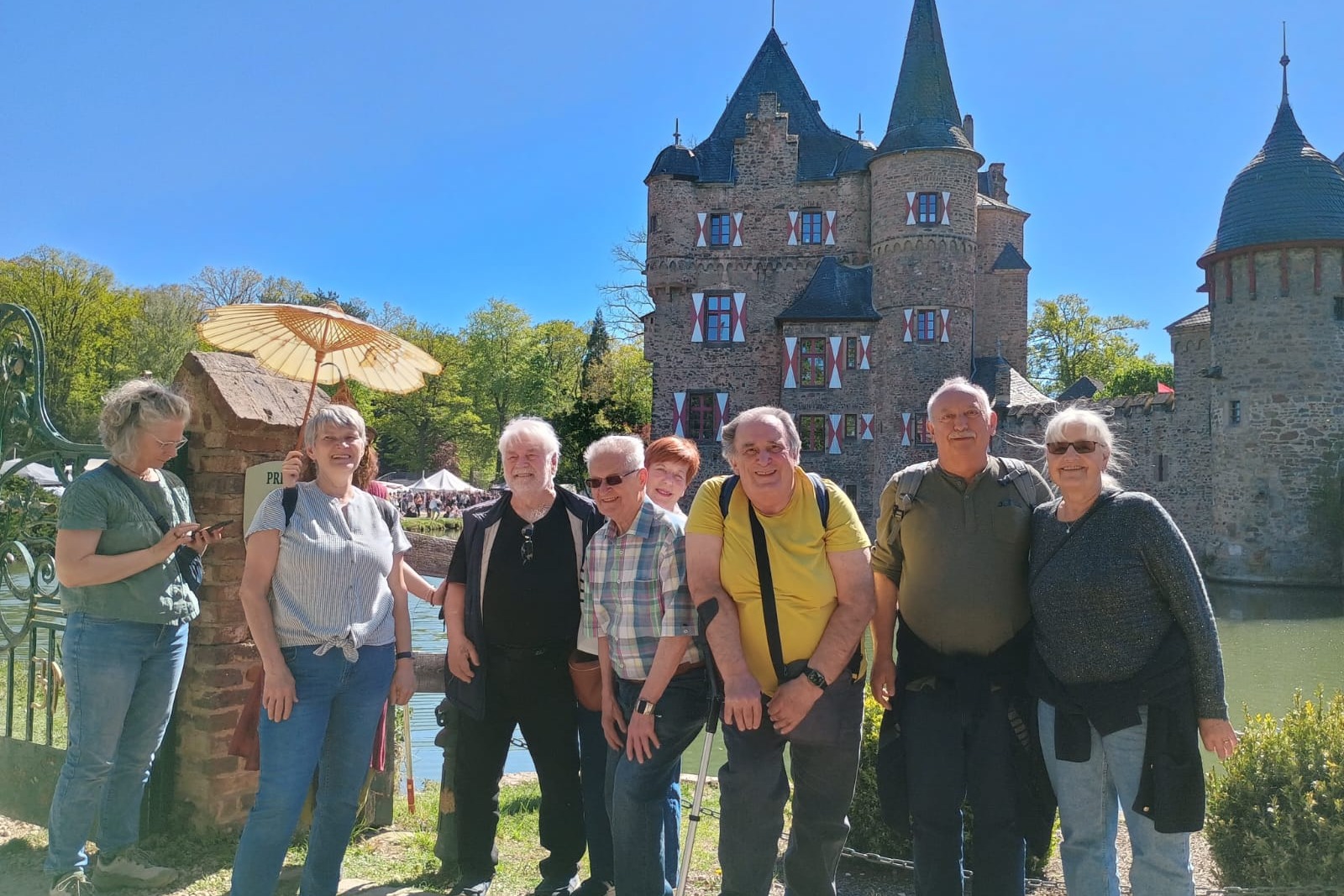Gruppe mit 8 Personen vor Wasserschloss Satzvey