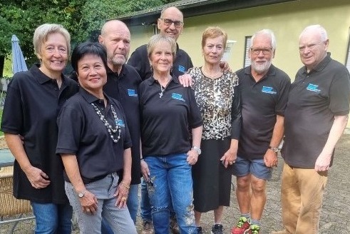 Der Vorstand wartet auf die Gäste. Die Mitglieder des Vorstands freuen sich - alles ist vorbereitet und jetzt fehlen nur noch die Gäste, dann geht der Grillmittag los.